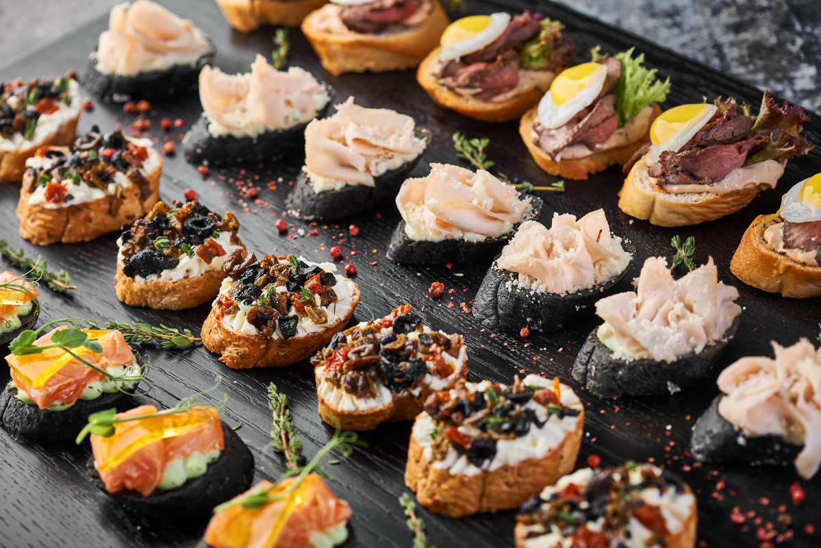 Брускетта по-сицилийски с вялеными томатами и оливками