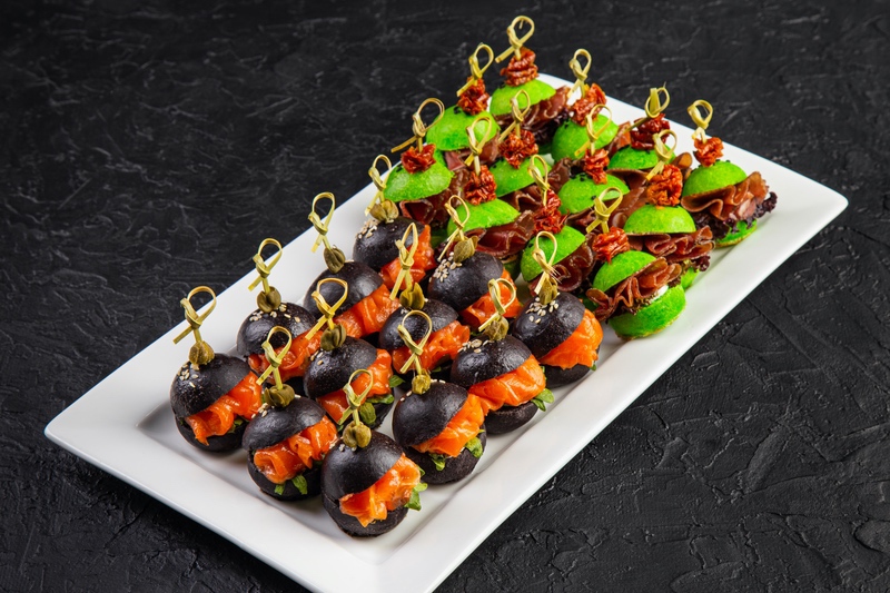 Мини бургер с лососем и брезаолой (микробургер)