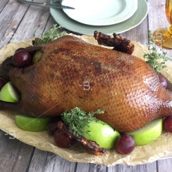 Гусь фермерский запеченный с яблоками на зерновом откорме/фото
