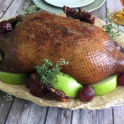 Гусь фермерский запеченный с яблоками на зерновом откорме/фото