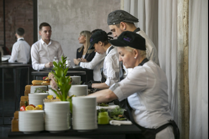 Станция с брускеттами/фото