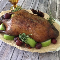 Гусь фермерский запеченный с яблоками на зерновом откорме/фото