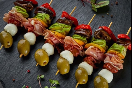 Антипасти на шпажках с Пармской ветчиной/фото