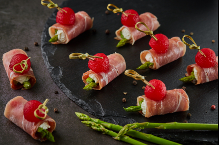 Канапе Карамелизированная груша с Хамоном и спаржей/фото