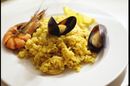 Станция паэлья с морепродуктами на 30 человек/фото