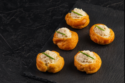 Сет профитроли с муссом из тунца, курицы и запеченных овощей с брынзой/фото