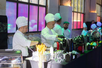 Станция паэлья с морепродуктами на 30 человек/фото