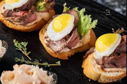 Брускетта с ростбифом/фото