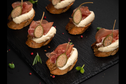 Брускетта с пармой и каперсом/фото