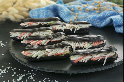 Набор с сытными эклерами/фото