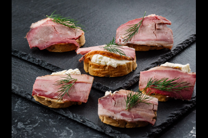 Брускетта с пастрами и муссом из Пармезана/фото