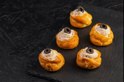 Сет профитроли с муссом из тунца, курицы и запеченных овощей с брынзой/фото