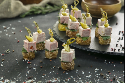 Канапе Буженина с бэйби картофелем и корнишоном/фото