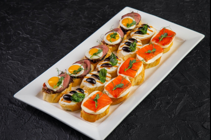 Сет из брускетт с лососем, сыром дор-блю и ростбифом/фото