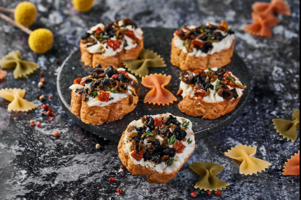 Брускетта по-сицилийски с вялеными томатами и оливками/фото